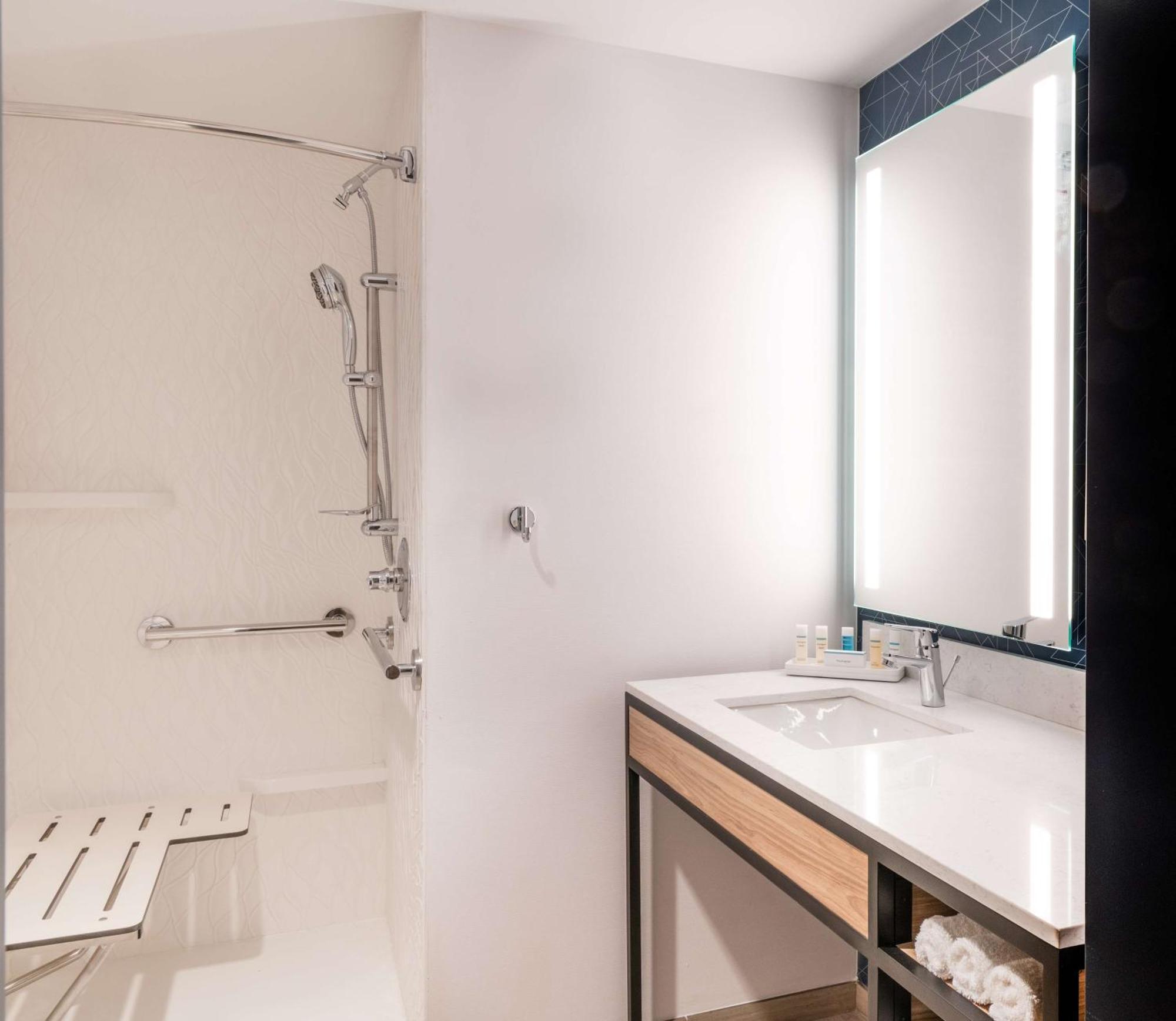 Hilton Garden Inn Flint Downtown Esterno foto
